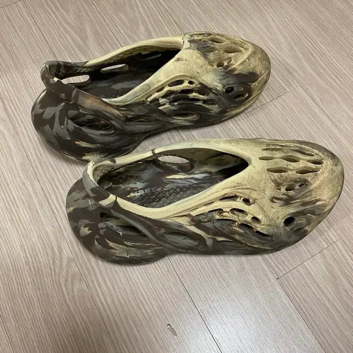 [SOLD OUT] 255 아디다스 이지폼러너 믹스크림