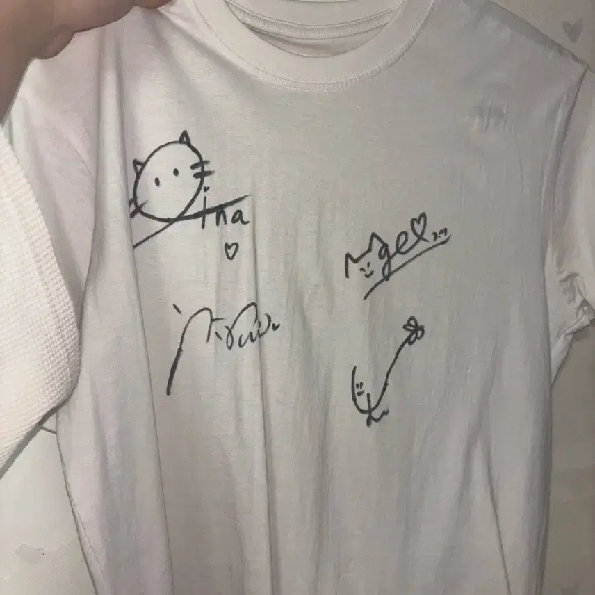 [BUNJANG] QWER Signed T-shirt / QWER 친필사인 티셔츠