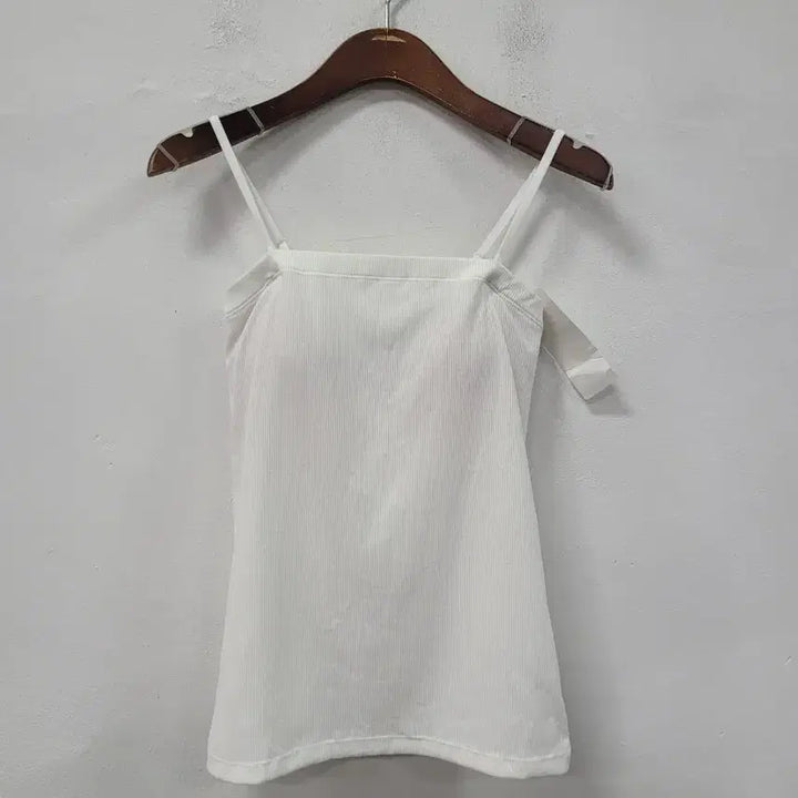 [BUNJANG] GU White Ribbed Sleeveless Crop Top with Built-in Bra Cups / 새상품) gu 나시 슬리브리스 브라캡