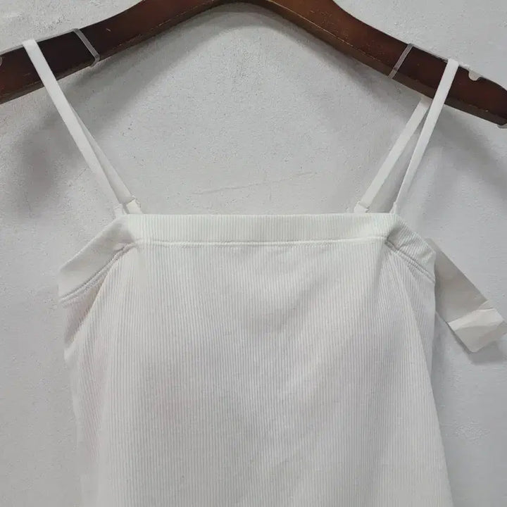 [BUNJANG] GU White Ribbed Sleeveless Crop Top with Built-in Bra Cups / 새상품) gu 나시 슬리브리스 브라캡