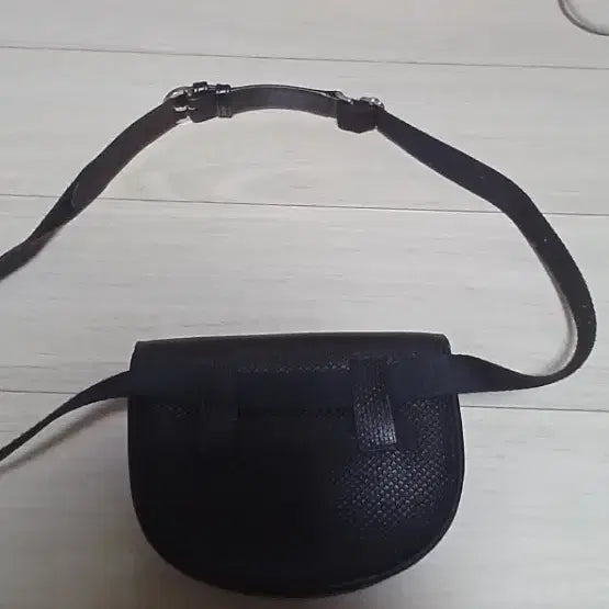 [BUNJANG] Lacoste Pique Leather Waist Bag / Crossbody Bag / 라코스테 피케 가죽 웨이스트백 또는 크로스바디 백