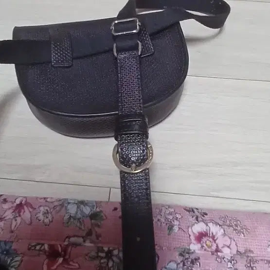 [BUNJANG] Lacoste Pique Leather Waist Bag / Crossbody Bag / 라코스테 피케 가죽 웨이스트백 또는 크로스바디 백