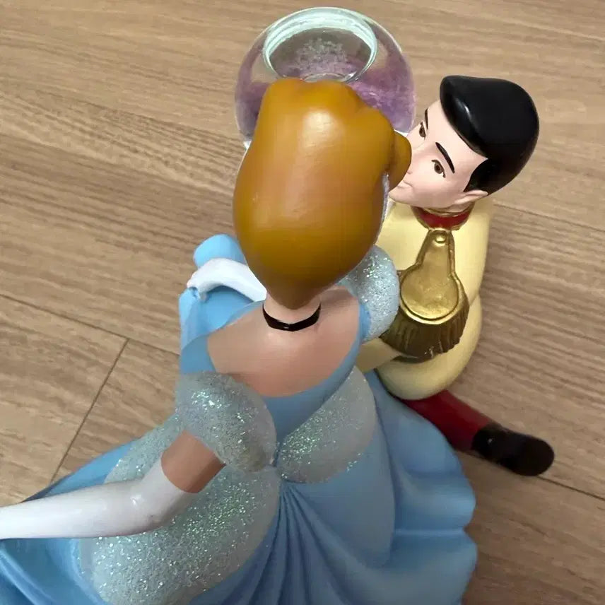 [BUNJANG] Disney Cinderella Snow Globe Music Box Figure / 찐막할인!) 디즈니 신데렐라 스노우볼 오르골 피규어