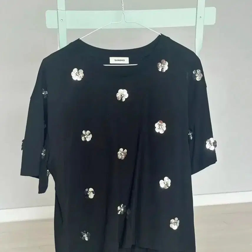 [BUNJANG] Sandro Black Flower Short Sleeve T-Shirt with Glitter / 산드로 sandro 검정 블랙 플라워 반팔 티셔츠 반짝이