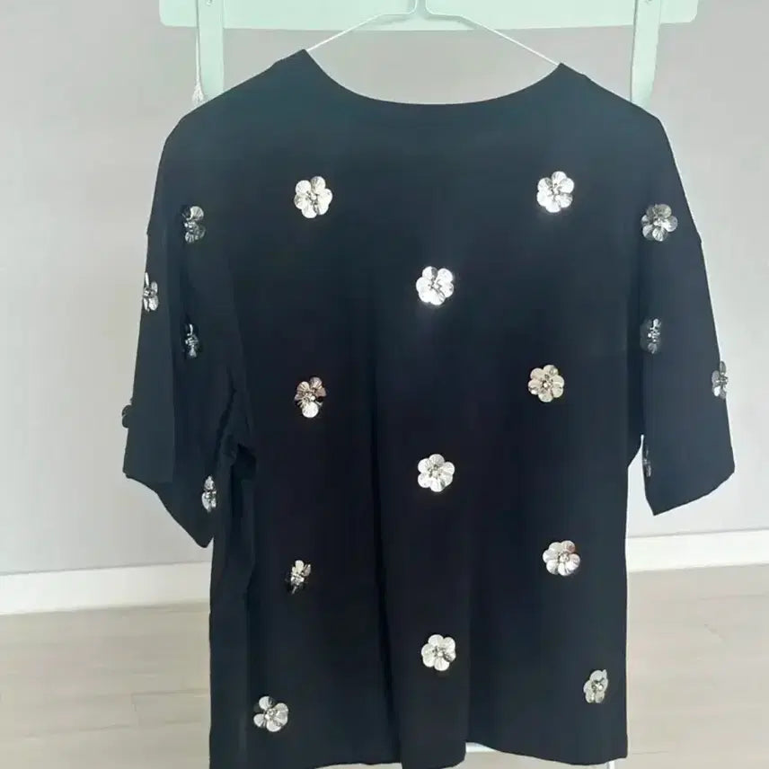 [BUNJANG] Sandro Black Flower Short Sleeve T-Shirt with Glitter / 산드로 sandro 검정 블랙 플라워 반팔 티셔츠 반짝이