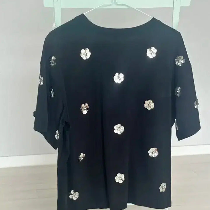 [BUNJANG] Sandro Black Flower Short Sleeve T-Shirt with Glitter / 산드로 sandro 검정 블랙 플라워 반팔 티셔츠 반짝이
