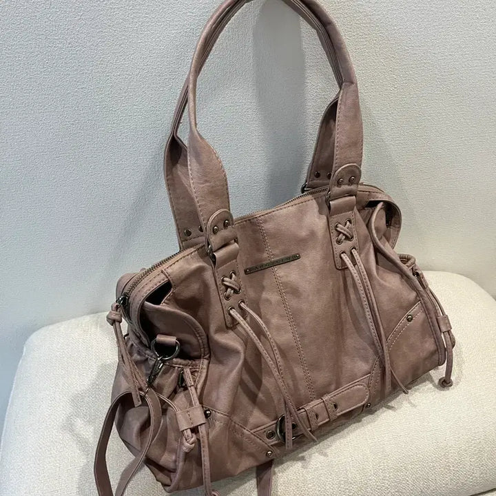 [SOLD OUT] 팬시클럽 벨티드 워싱 레더백 (BABY PINK) F25QE990
