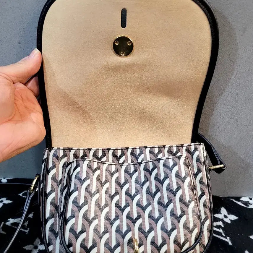 [BUNJANG] Delight Gardena Gothica Black Crossbody Bag / 정품 델레스트 가디나 고티카 블랙 크로스백