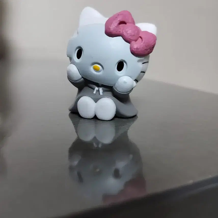 [BUNJANG] Hello Kitty Oyasuminohi Resting Day Gacha Figure (Damaged) / (5월까지 할인)헬로키티 오야스미노히 쉬는날 가챠 피규어 (하자)