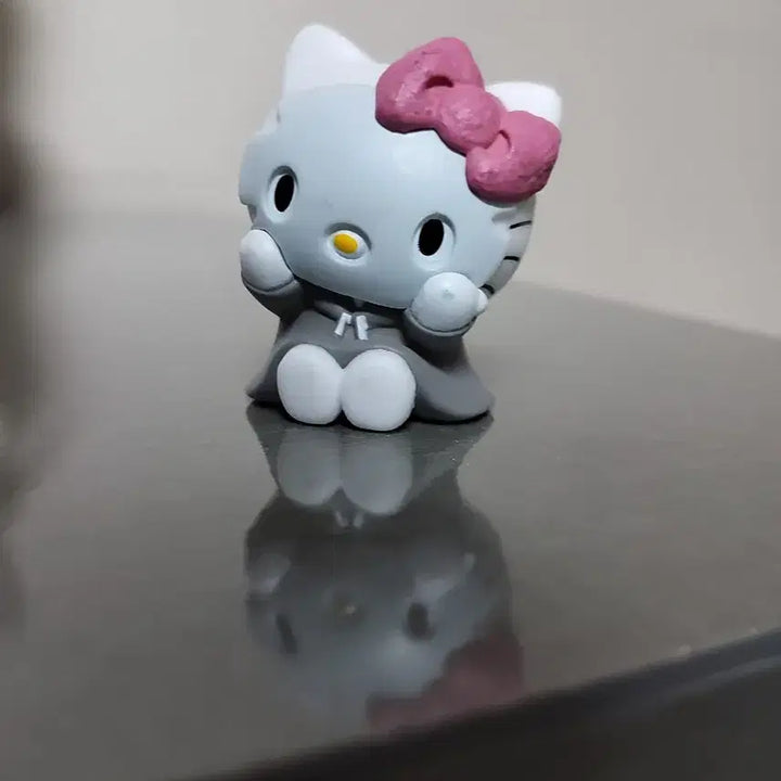 [BUNJANG] Hello Kitty Oyasuminohi Resting Day Gacha Figure (Damaged) / (5월까지 할인)헬로키티 오야스미노히 쉬는날 가챠 피규어 (하자)
