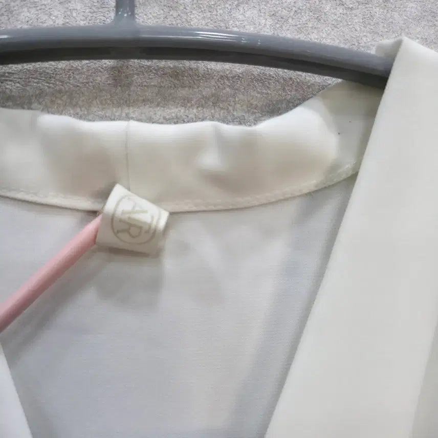 [BUNJANG] ATTRANGS V-Neck Chiffon Blouse / 아뜨랑스  브이넥 쉬폰 블라우스 ATTRANGS