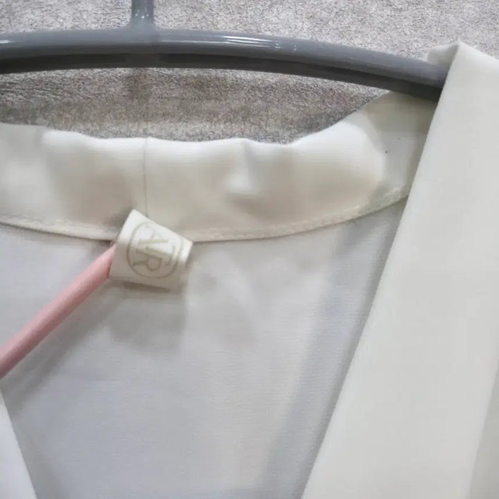 [BUNJANG] ATTRANGS V-Neck Chiffon Blouse / 아뜨랑스  브이넥 쉬폰 블라우스 ATTRANGS