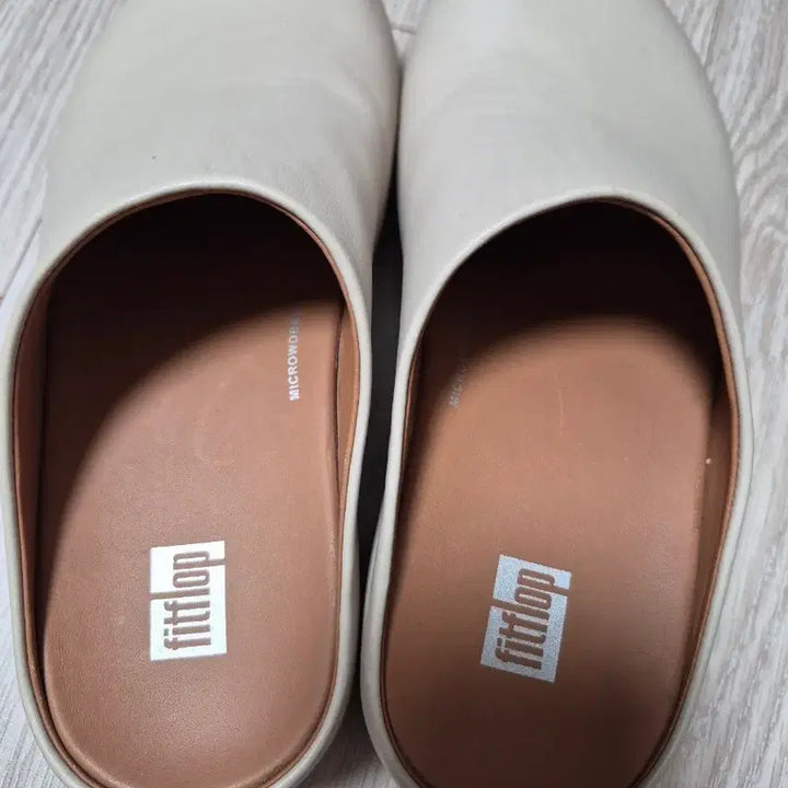 [SOLD OUT] 핏플랍 가죽 뮬 베이지색 여성225