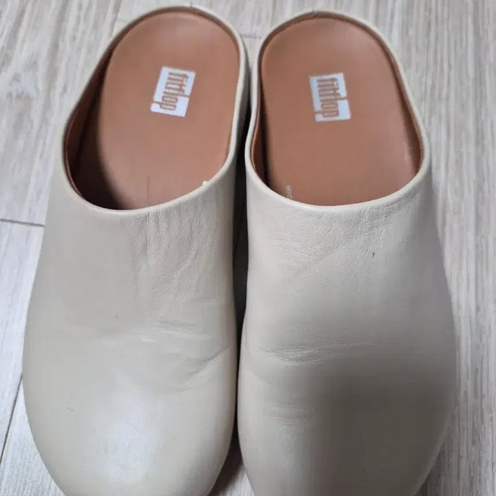 [SOLD OUT] 핏플랍 가죽 뮬 베이지색 여성225