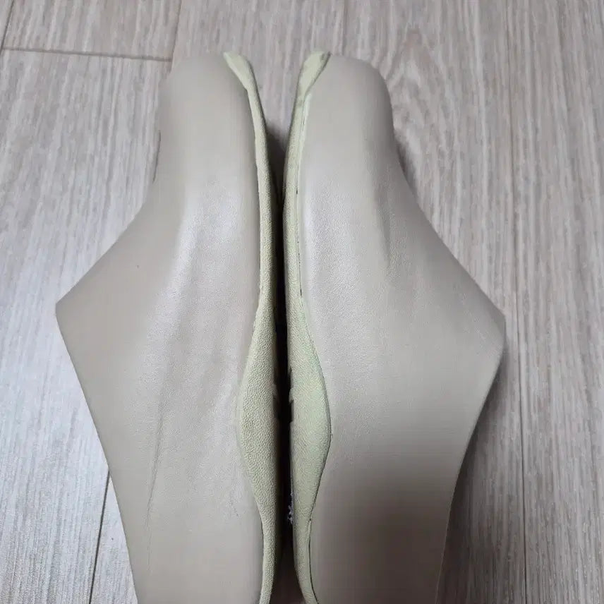 [SOLD OUT] 핏플랍 가죽 뮬 베이지색 여성225