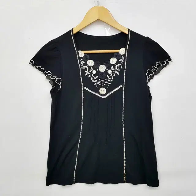 [BUNJANG] alla Floral Embellished Blouse - Black / alla 꽃장식 블라우스 블랙