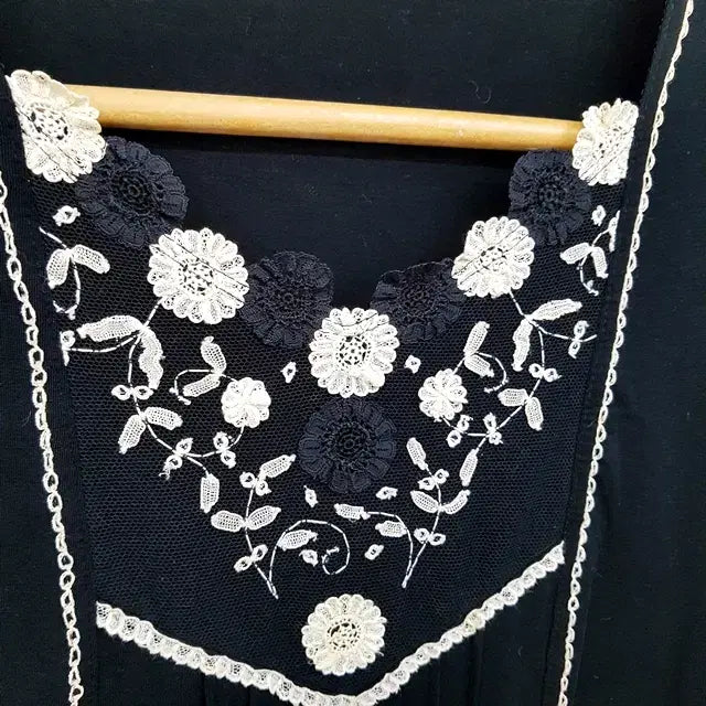 [BUNJANG] alla Floral Embellished Blouse - Black / alla 꽃장식 블라우스 블랙