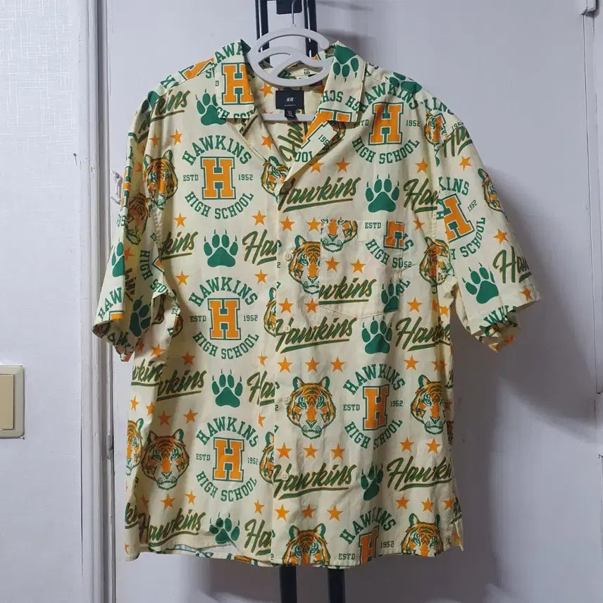 [BUNJANG] H&amp;M Stranger Things Hawkins High School Short Sleeve Shirt / 기묘한이야기 호킨스 고등학교 반팔셔츠 XL 105