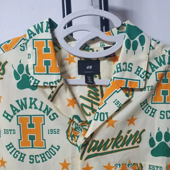 [BUNJANG] H&amp;M Stranger Things Hawkins High School Short Sleeve Shirt / 기묘한이야기 호킨스 고등학교 반팔셔츠 XL 105
