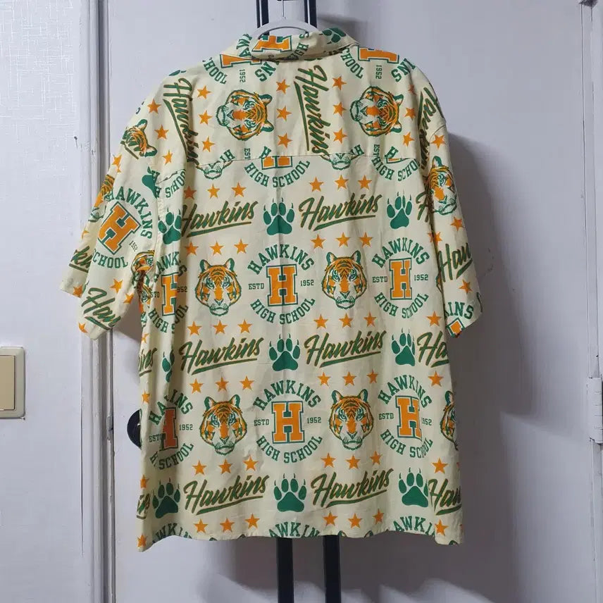[BUNJANG] H&amp;M Stranger Things Hawkins High School Short Sleeve Shirt / 기묘한이야기 호킨스 고등학교 반팔셔츠 XL 105