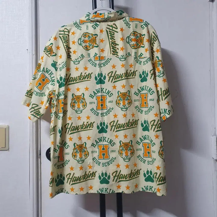 [BUNJANG] H&amp;M Stranger Things Hawkins High School Short Sleeve Shirt / 기묘한이야기 호킨스 고등학교 반팔셔츠 XL 105