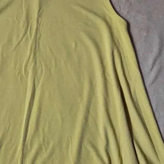 [BUNJANG] Sleeveless Yellow T-shirt / 민소매 티셔츠