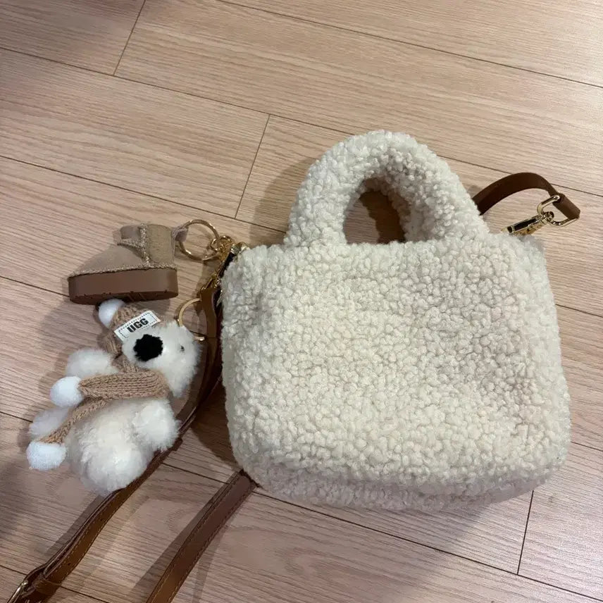 [BUNJANG] UGG Australia Sheepskin Mini Tote Bag + UGG Keyring Bundle Set / 오즈어그웨어 어그 양모 미니 토트백+어그키링, 베어키링 정품 새제품