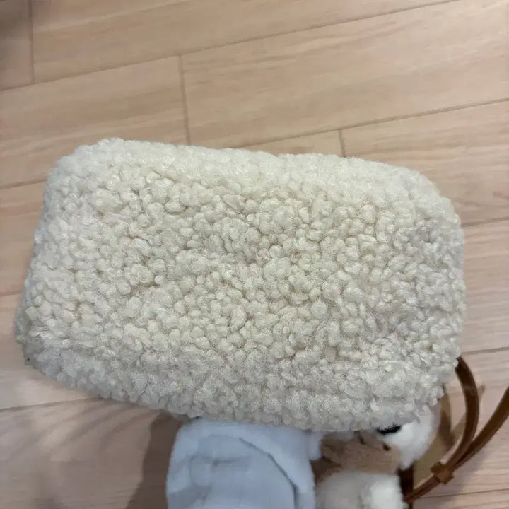 [BUNJANG] UGG Australia Sheepskin Mini Tote Bag + UGG Keyring Bundle Set / 오즈어그웨어 어그 양모 미니 토트백+어그키링, 베어키링 정품 새제품