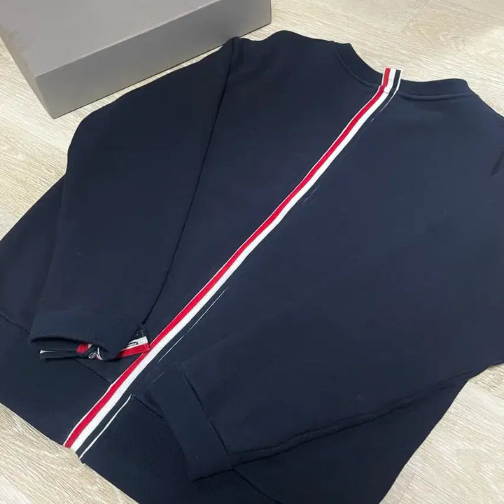 [SOLD OUT] [3, 백화점판] 톰브라운 백삼선 맨투맨 네이비