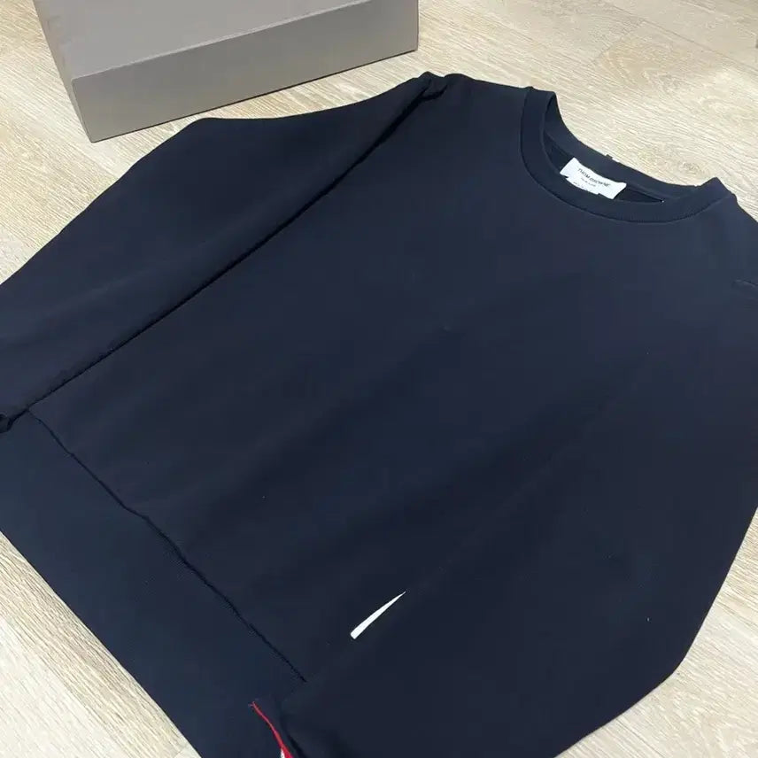 [SOLD OUT] [3, 백화점판] 톰브라운 백삼선 맨투맨 네이비