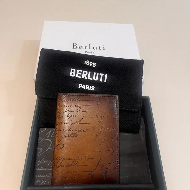 [SOLD OUT] 벨루티 레터링 가죽 카드지갑 거의새것