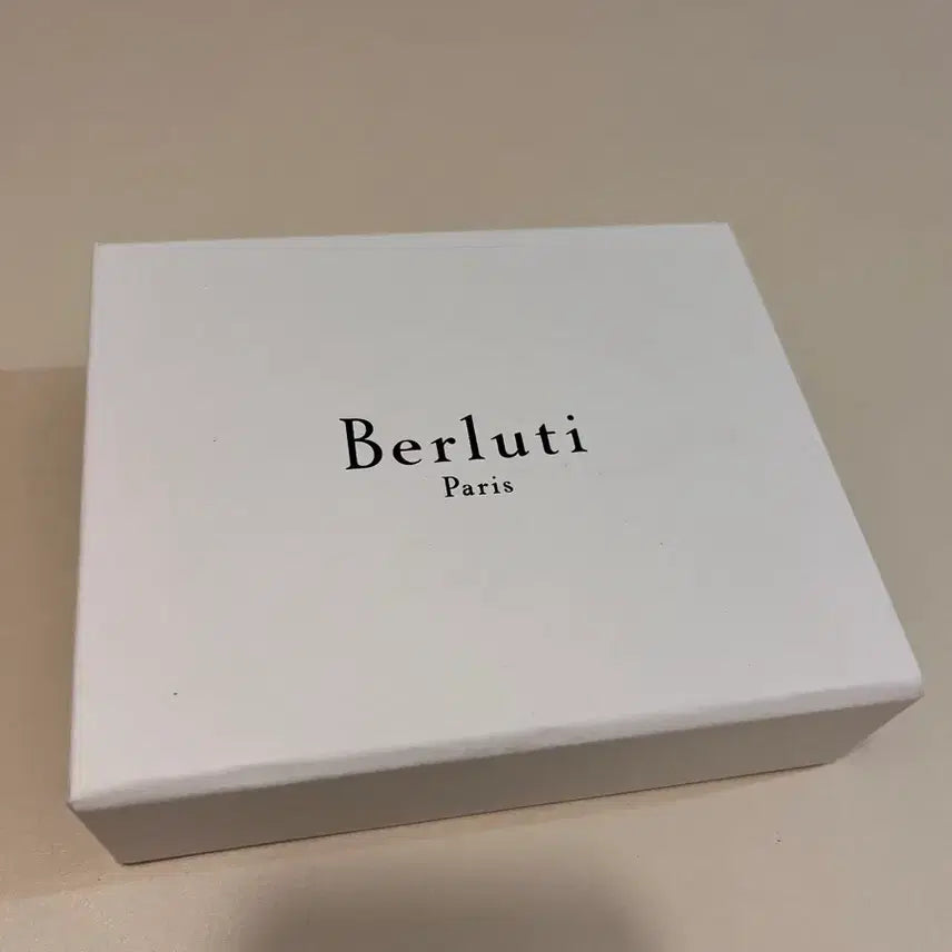 [SOLD OUT] 벨루티 레터링 가죽 카드지갑 거의새것