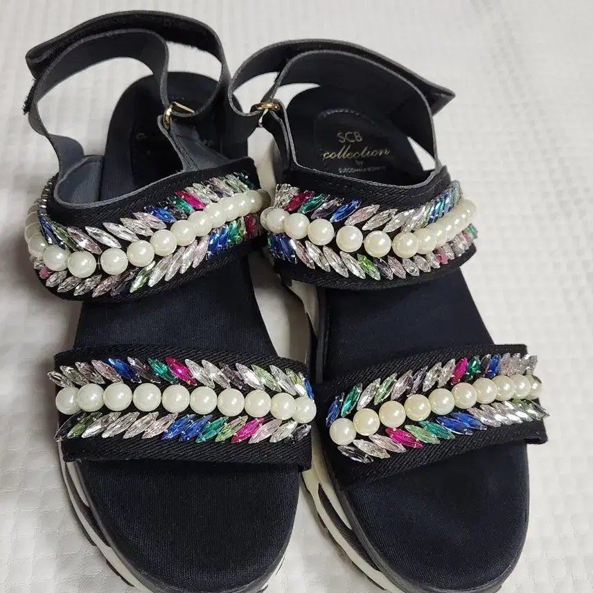 [SOLD OUT] 슈콤마보니 SCB 블랙 큐빅 진주 장식 샌들 240~245