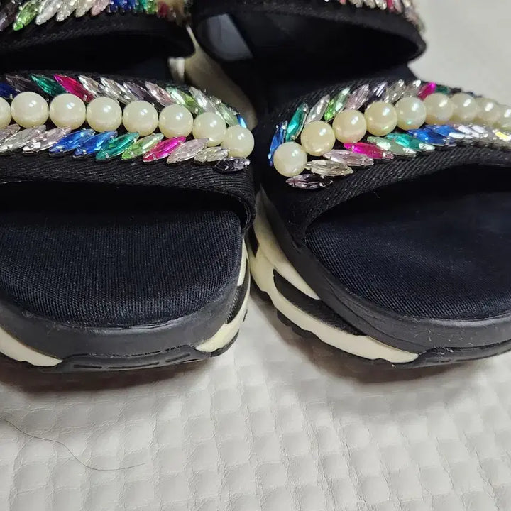 [SOLD OUT] 슈콤마보니 SCB 블랙 큐빅 진주 장식 샌들 240~245