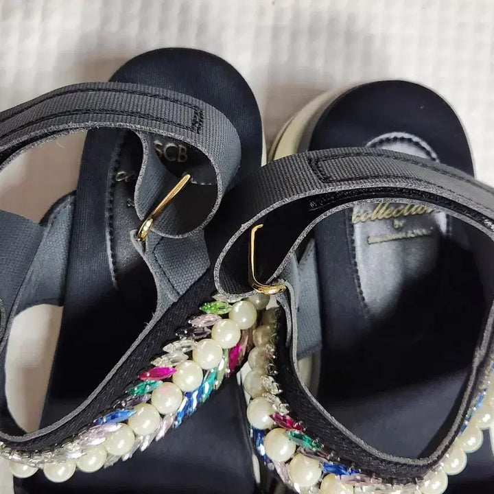 [SOLD OUT] 슈콤마보니 SCB 블랙 큐빅 진주 장식 샌들 240~245