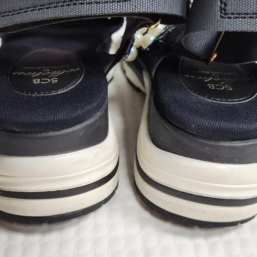 [SOLD OUT] 슈콤마보니 SCB 블랙 큐빅 진주 장식 샌들 240~245