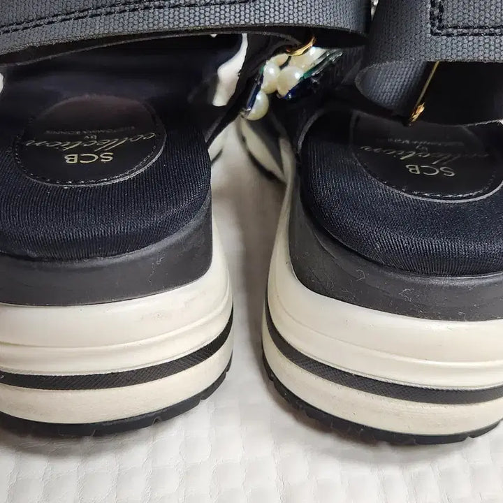 [SOLD OUT] 슈콤마보니 SCB 블랙 큐빅 진주 장식 샌들 240~245
