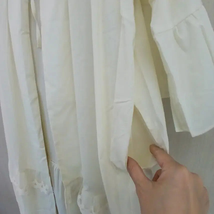 [SOLD OUT] 울랄라 흰색 레이스 장식 로브 가운