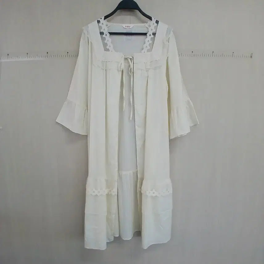 [SOLD OUT] 울랄라 흰색 레이스 장식 로브 가운