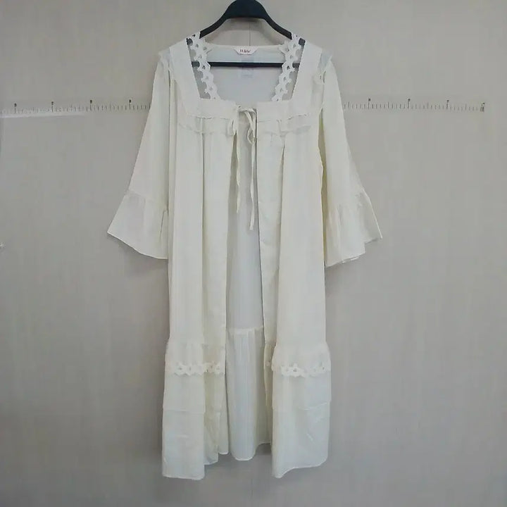 [SOLD OUT] 울랄라 흰색 레이스 장식 로브 가운