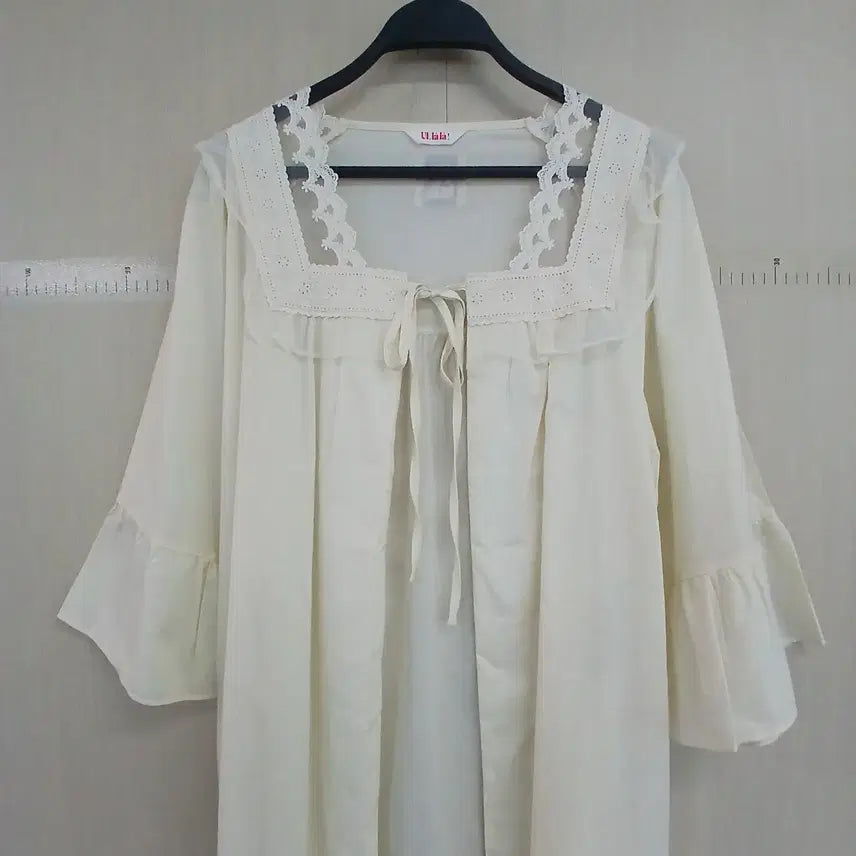 [SOLD OUT] 울랄라 흰색 레이스 장식 로브 가운