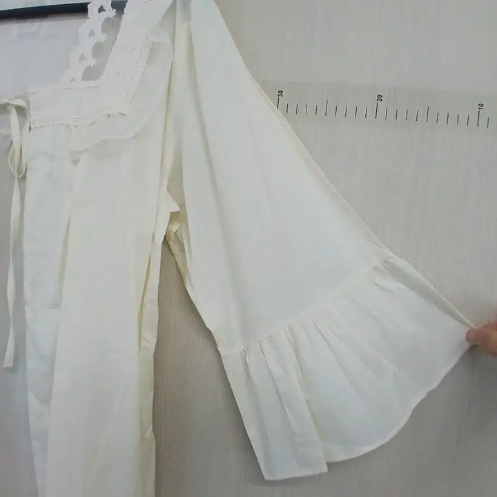 [SOLD OUT] 울랄라 흰색 레이스 장식 로브 가운