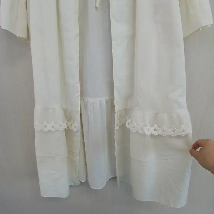 [SOLD OUT] 울랄라 흰색 레이스 장식 로브 가운