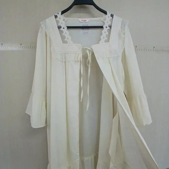 [SOLD OUT] 울랄라 흰색 레이스 장식 로브 가운