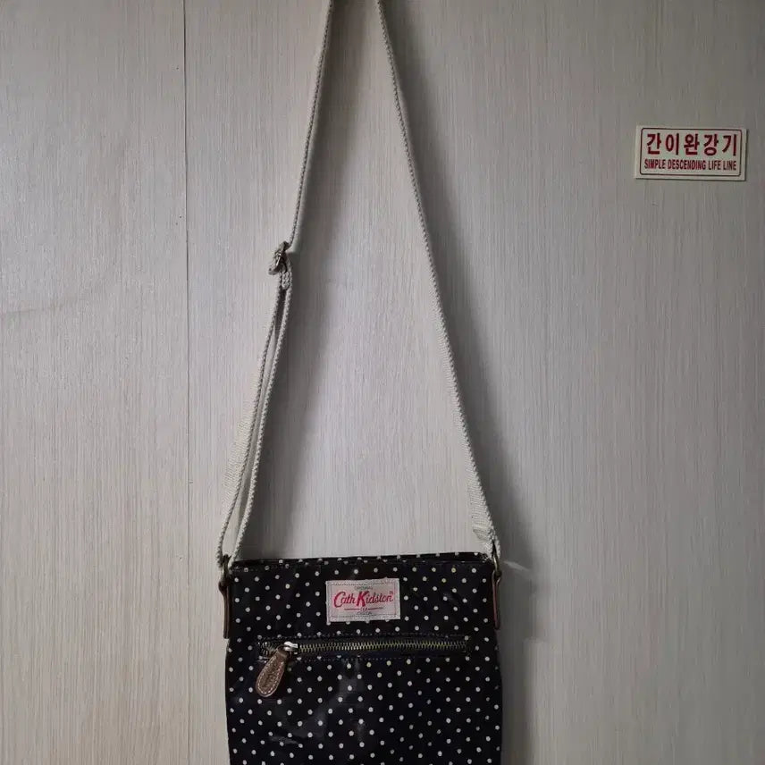 [BUNJANG] Cath Kidston Navy Dot Crossbody Bag / 캐스 키드슨 네이비 도트 크로스백