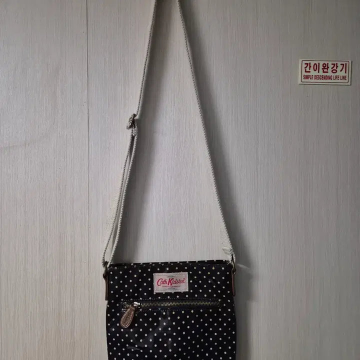 [BUNJANG] Cath Kidston Navy Dot Crossbody Bag / 캐스 키드슨 네이비 도트 크로스백
