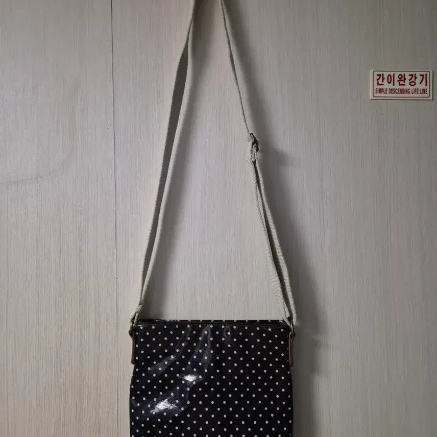 [BUNJANG] Cath Kidston Navy Dot Crossbody Bag / 캐스 키드슨 네이비 도트 크로스백