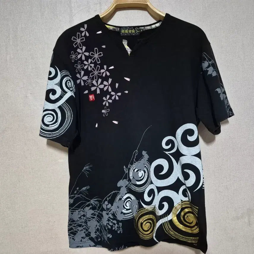 [BUNJANG] Black Floral Print T-shirt (M) / 블랙 플라워 프린팅 반팔 티셔츠 (M)