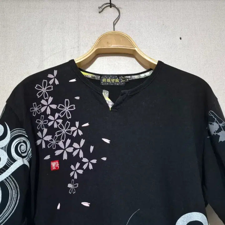 [BUNJANG] Black Floral Print T-shirt (M) / 블랙 플라워 프린팅 반팔 티셔츠 (M)