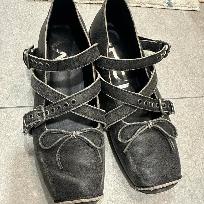 [BUNJANG] Open YY Cross Buckle Ballet Flats - Charcoal / 245) 오픈와이와이 크로스 버클 발레 플랫 차콜